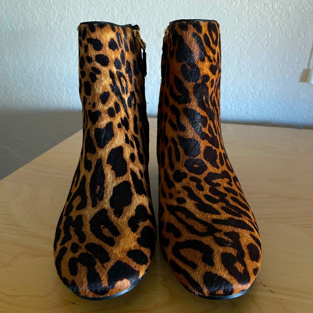 Never worn boots, super cute for date nights!!
